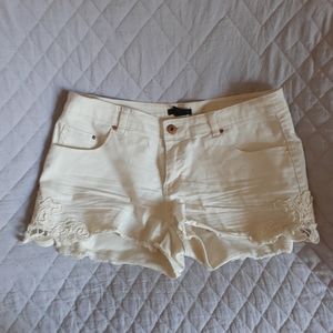 🚨CLEARANCE🚨 H&M White Shorts